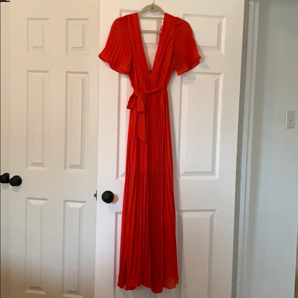 Pleated v neck maxi dress red/orange nasty gal